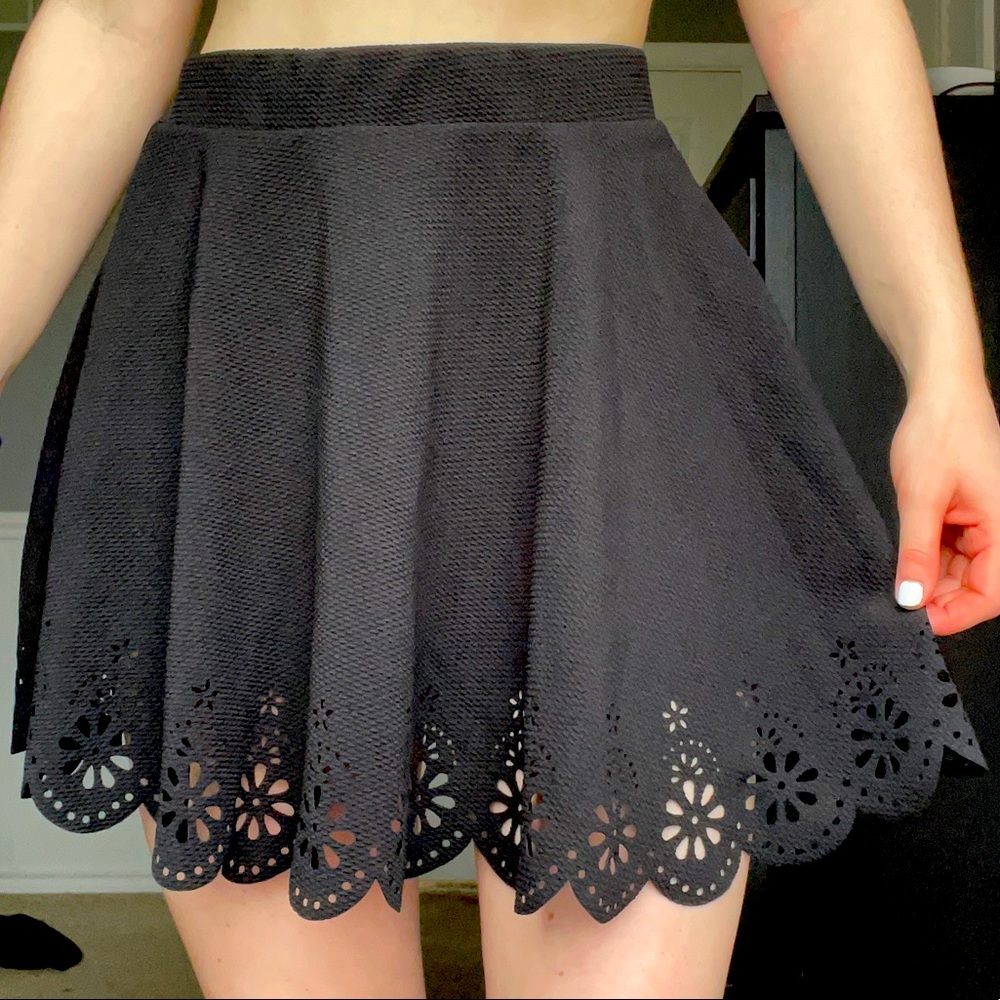 Black, lace detailed skirt 🖤